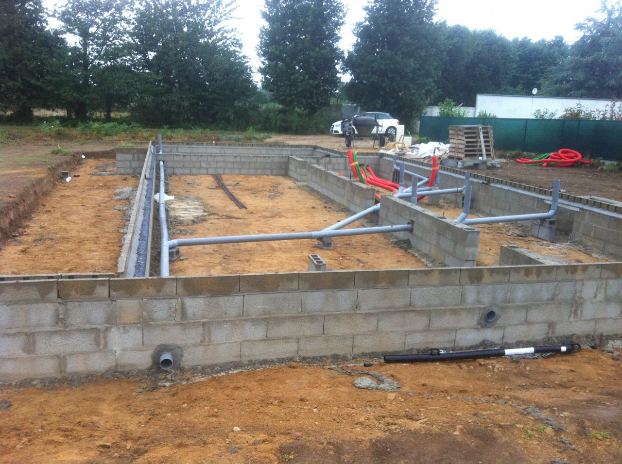 Pose de tuyaux d'égout pluvial souterrains dans un fossé. Installation de  la conduite d'eau principale et de l'égout sanitaire sur le chantier de  construction. Solutions de coffrage pour réinf Photo Stock 