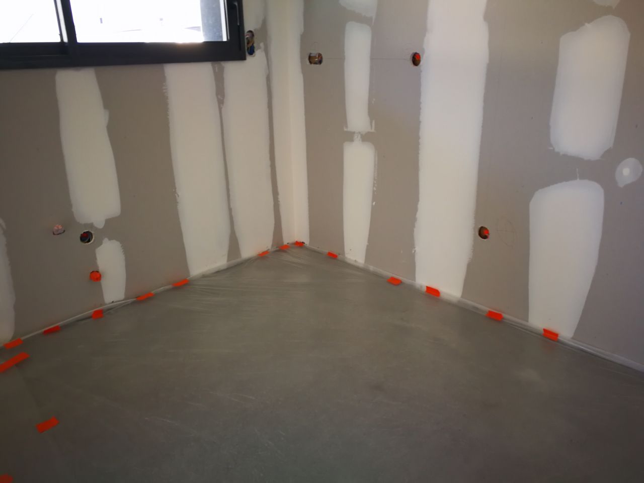 Protection des chapes avant ponçage et peinture 