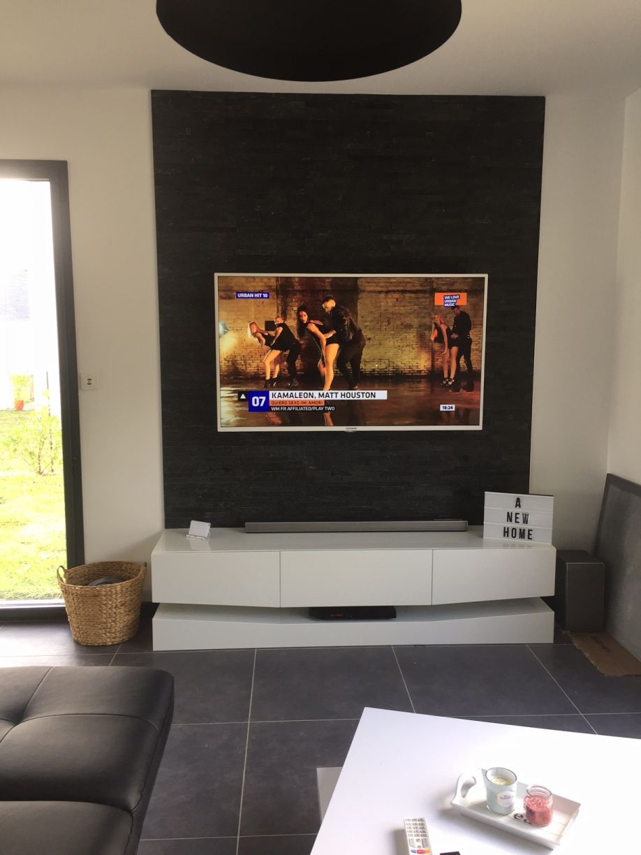 Mur de parement avec meuble tv suspendu et tv accroche au mur