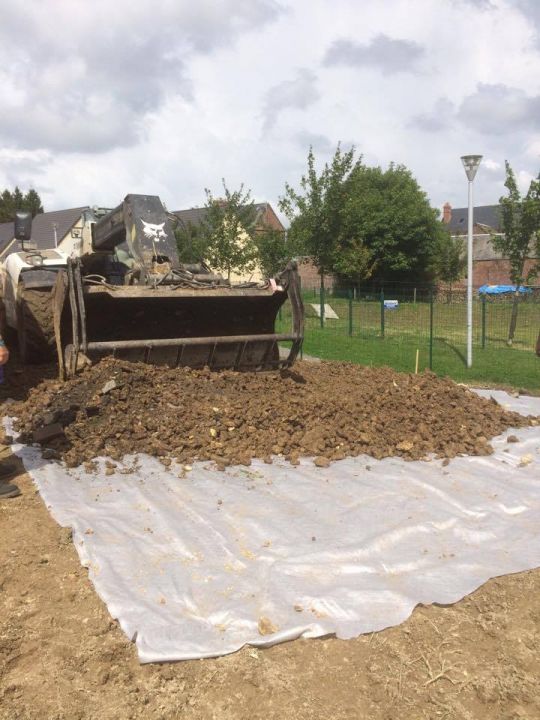 pose de cailloux de plaine par un agriculteur (bon plans financier)