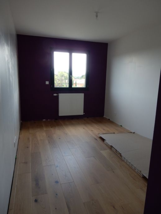 Pendant ce temps les parquets des chambres avancent bien
<br />
Ici une des chambres de l'étage