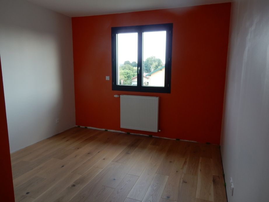 Pendant ce temps les parquets des chambres avancent bien
<br />
Ici une des chambres de l'étage