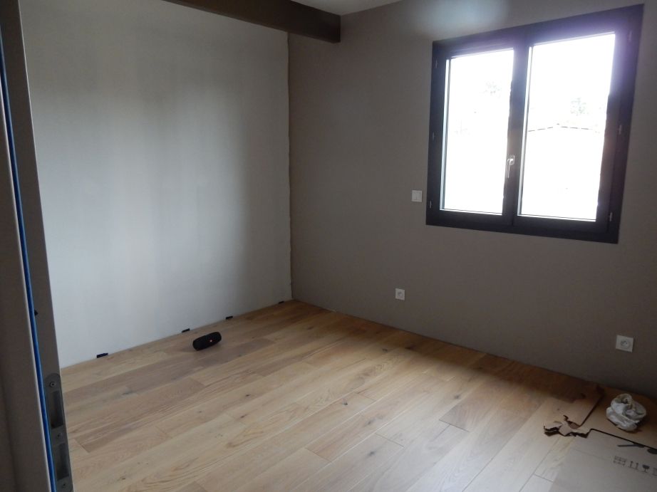 Pendant ce temps les parquets des chambres avancent bien
<br />
Ici la chambre parentale