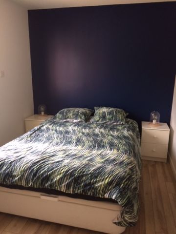Voici notre espace à nous. La couleur du mur de la tête lit est bleu marine et j'adore!
