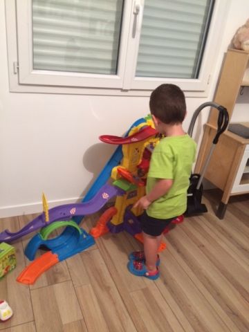 Nathan qui redécouvre son garage dans sa nouvelle chambre !