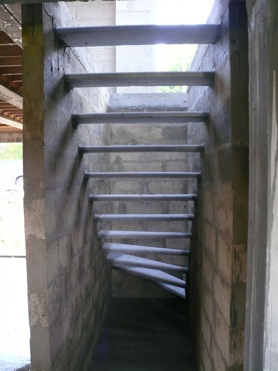 Pose des marches de l'escalier du sous-sol