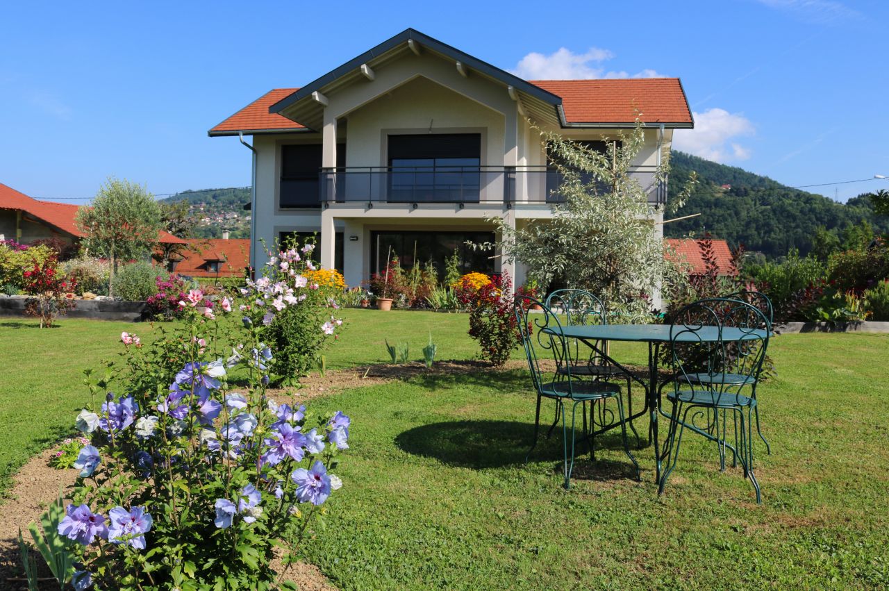 Dbut septembre au jardin : herbe verte, hibiscus fleuris, nouvelle table et maison sage