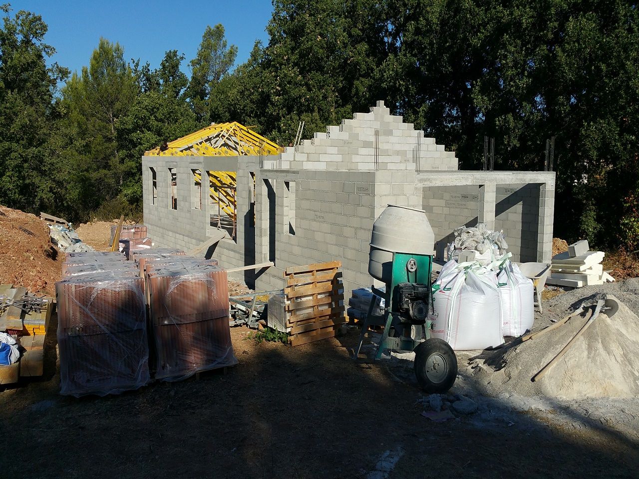 Commencement du montage de la charpente de la maison