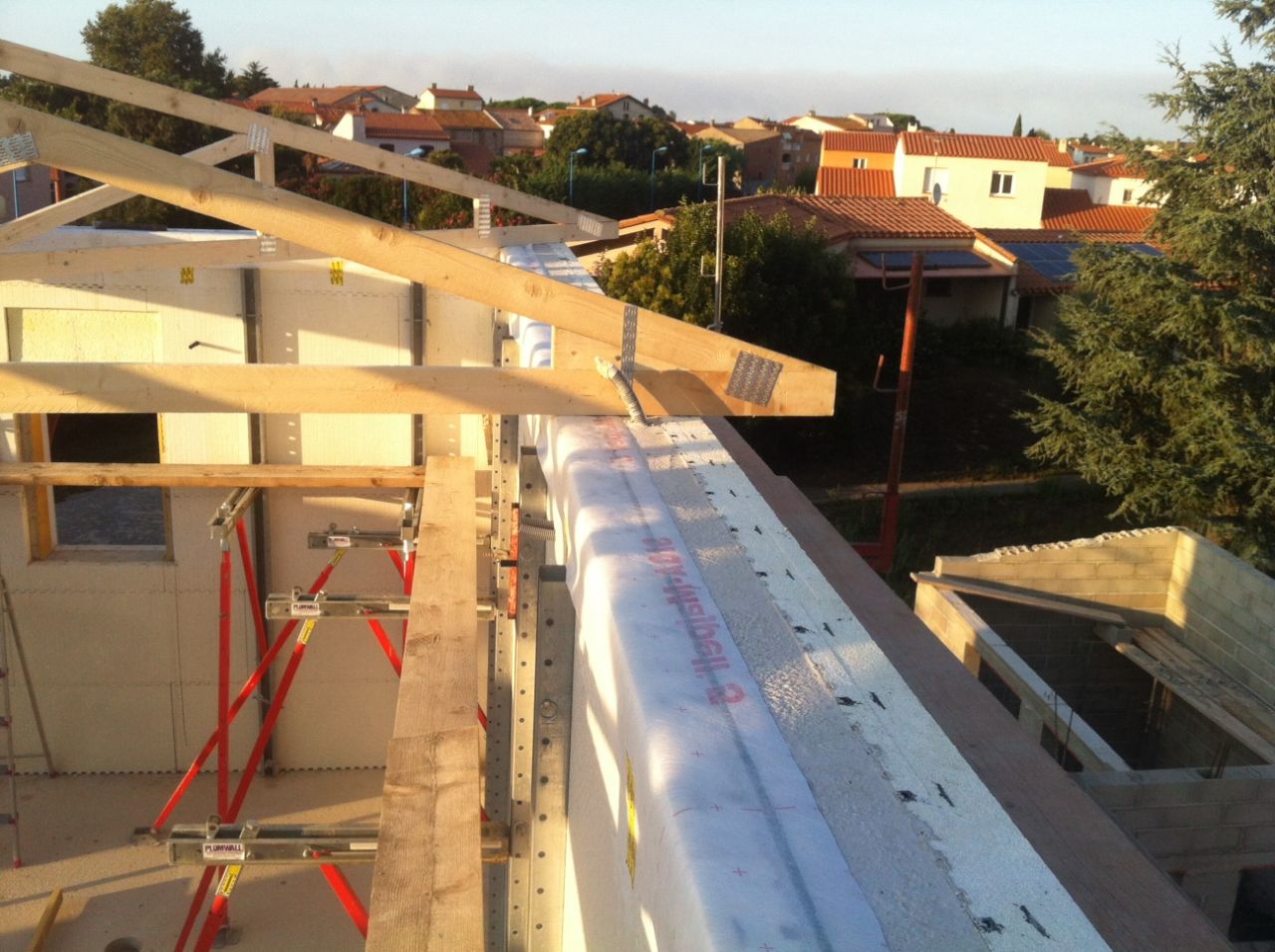 Détail de la pose membrane siga en tête de mur: Étanchéité sur le béton des murs.