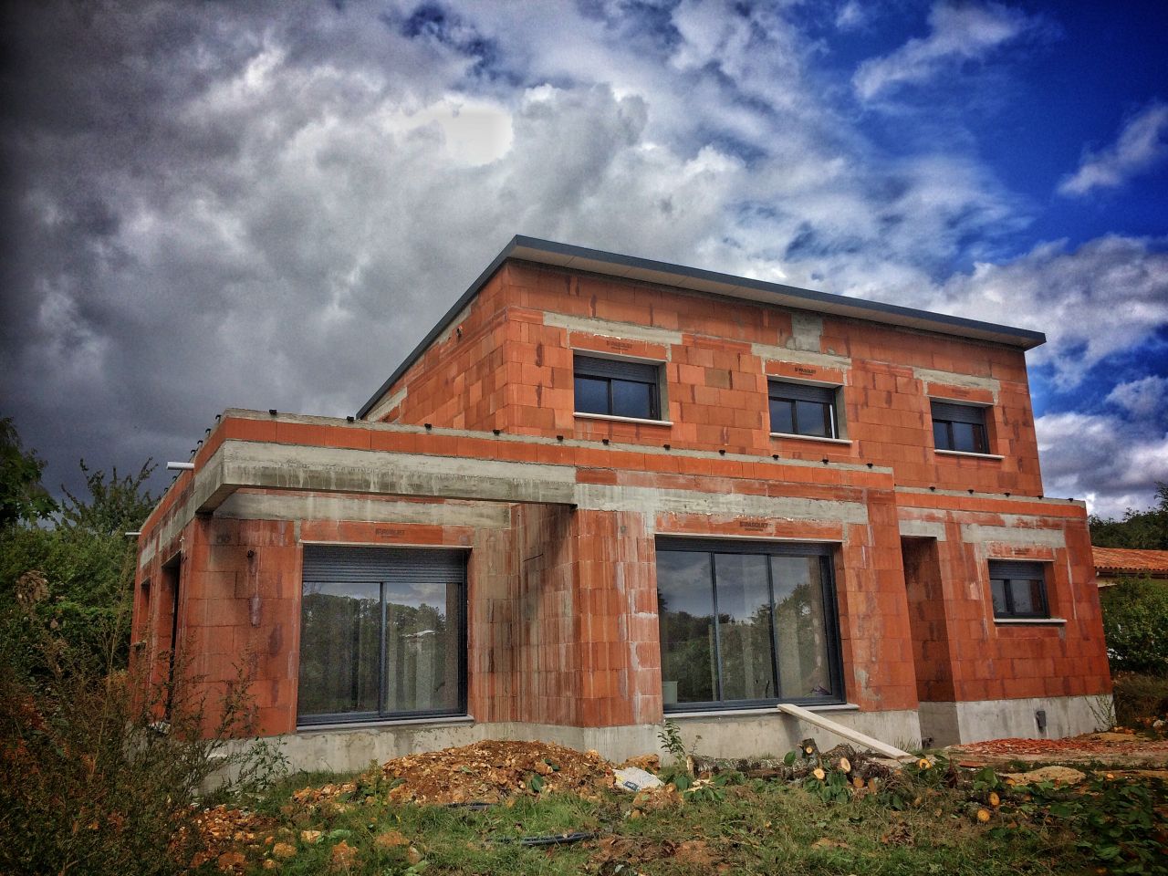 Façade sans le cerisier