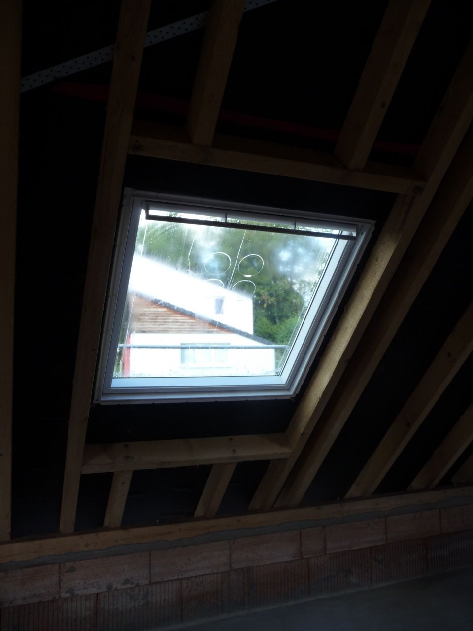 Fenêtres de toit installées par les couvreurs.