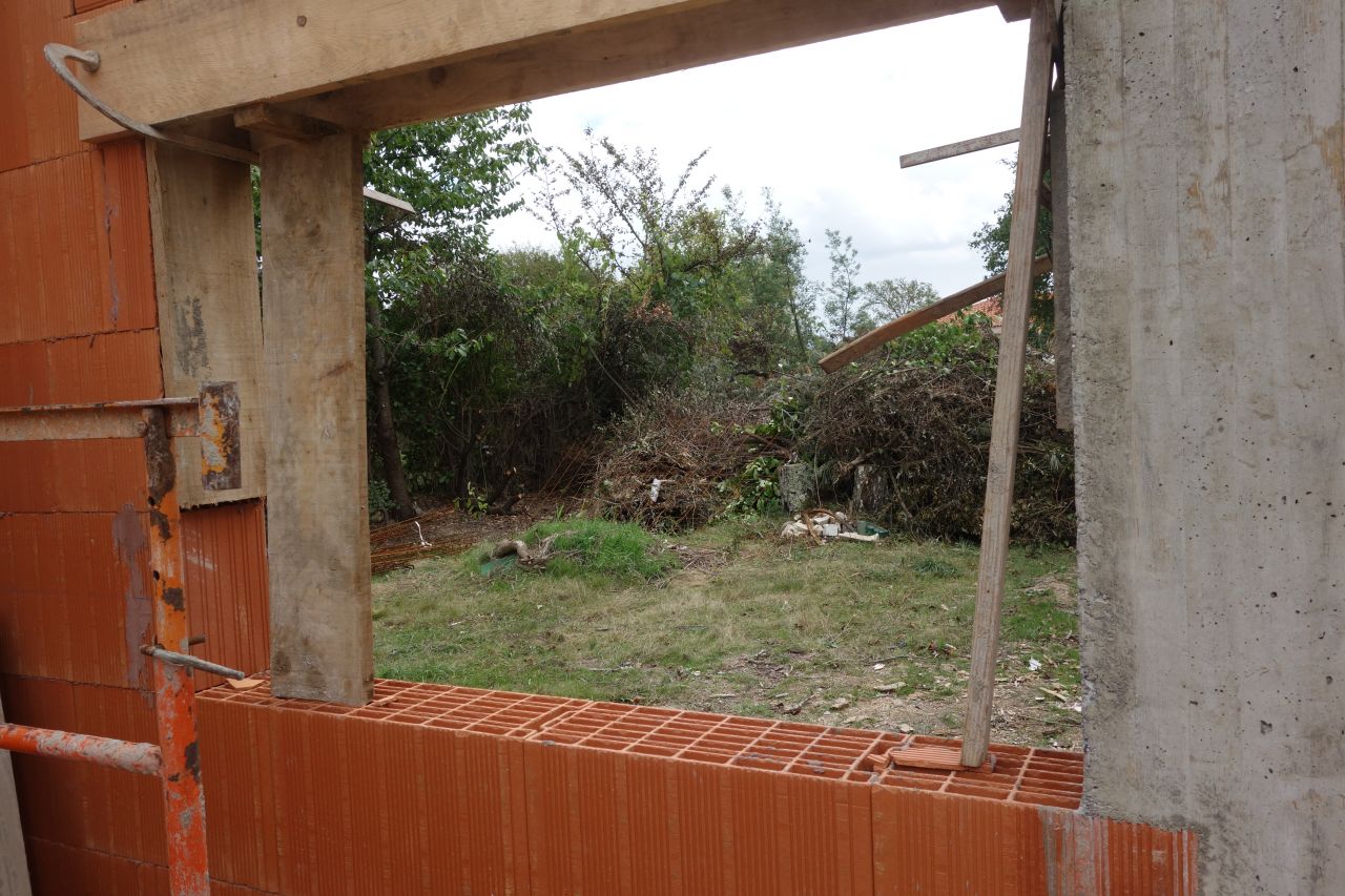 Vue sur le jardin depuis la fenêtre de la cuisine? enfin quand on aura viré tous les déchets végétaux!!!