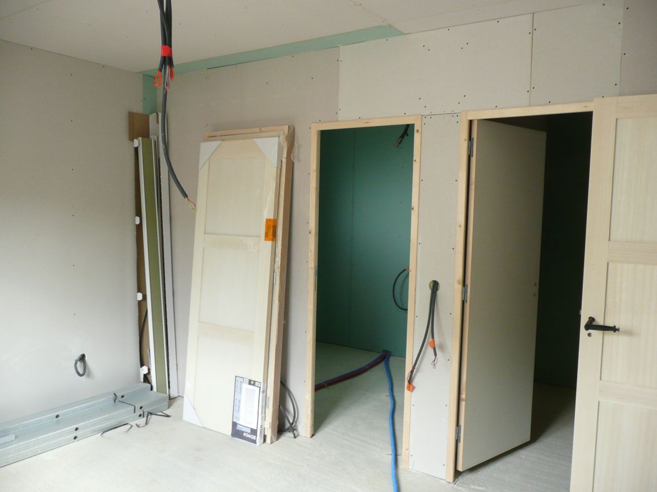 vue de la chambre avec son dressing et sa salle de bain