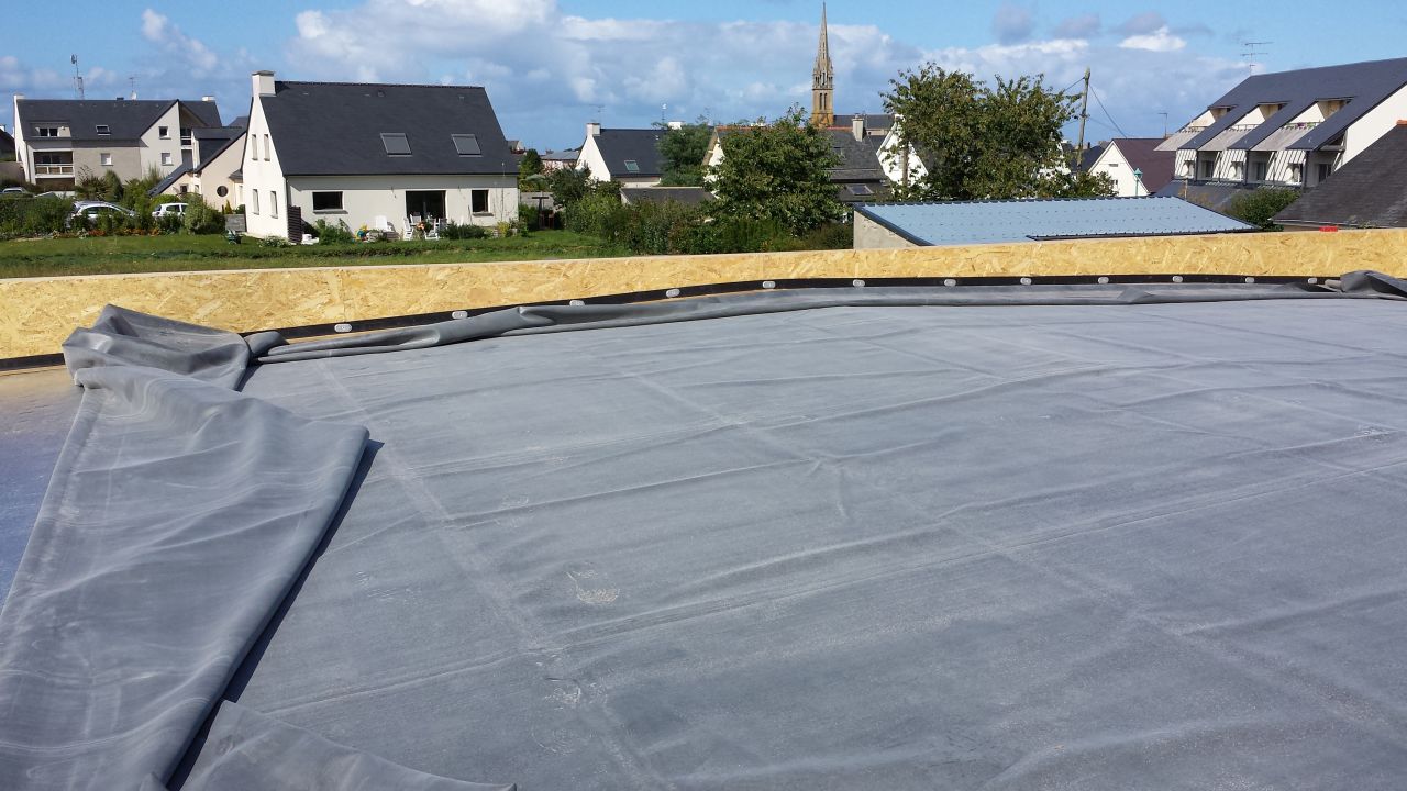 Toiture plate chaude EPDM - bche dplie partiellement