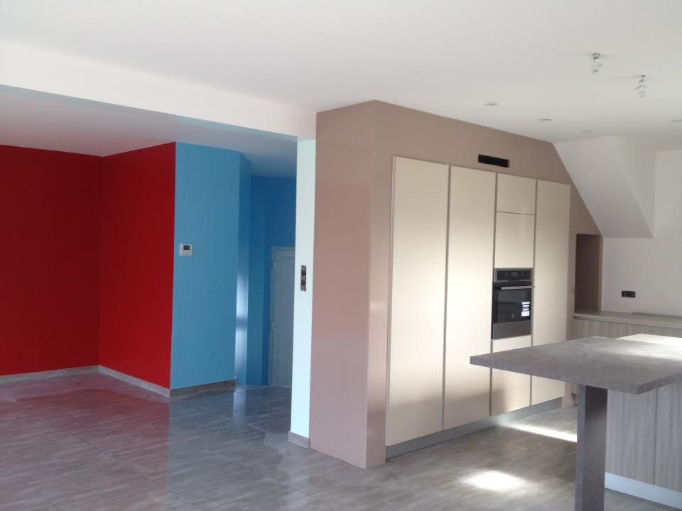 Peinture du bâti cuisine première couche et couleurs salon