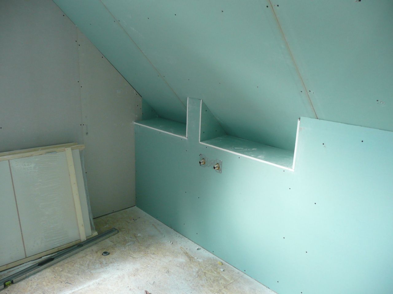 création de niches au dessus de la baignoire