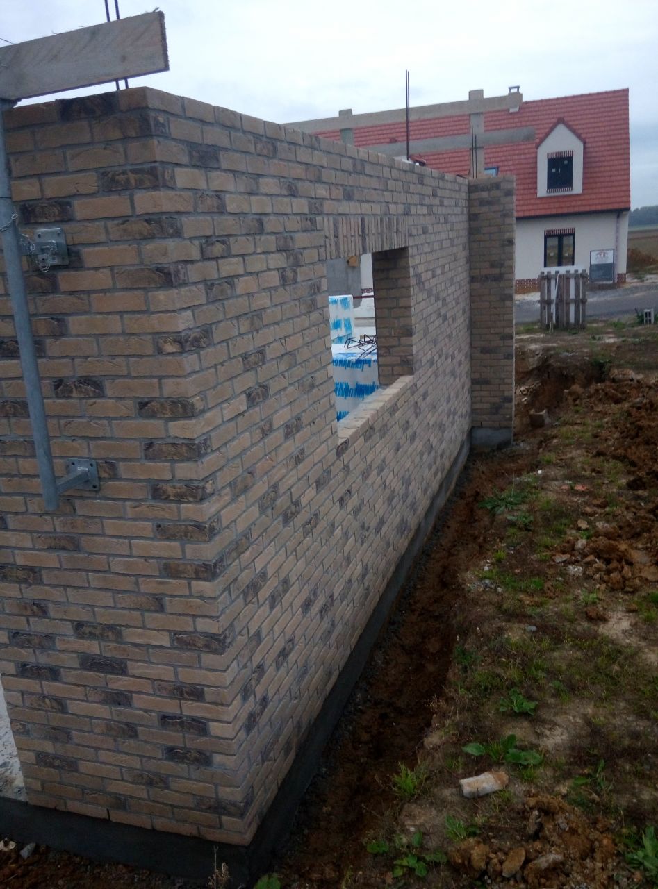Ct gauche de la maison, enterr de 80 cm. 
<br />
Distance horizontale mur-terre : 60cm.