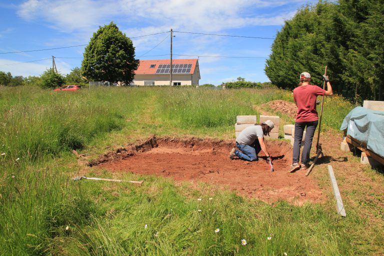 Mise  niveau du terrain pour la pose des parpaings de fondations