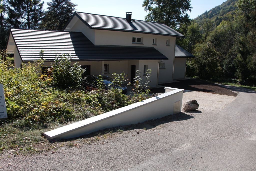 Façade nord et petit mur à l'entrée du terrain