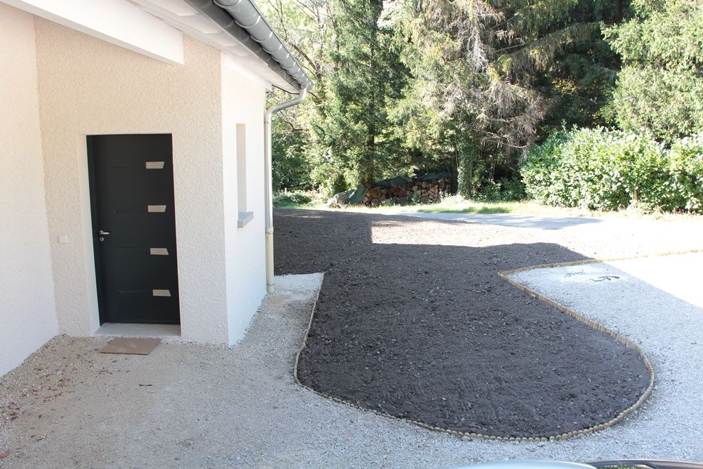 porte d'entrée et petit bout de terrain devant