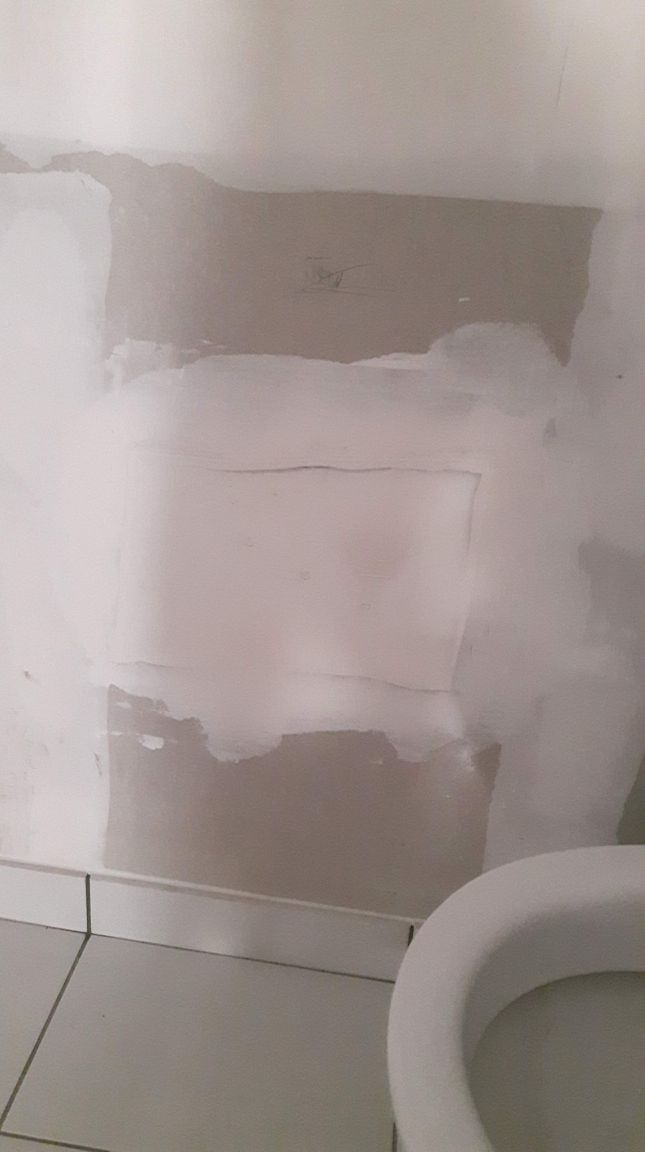 Défaut qui sera corrigé avant réception. Les plombiers ont ouvert le place pour accéder au tuyau de VMC (je suppose). Et ont rebouché mais pas de bande de faite pour ce 
