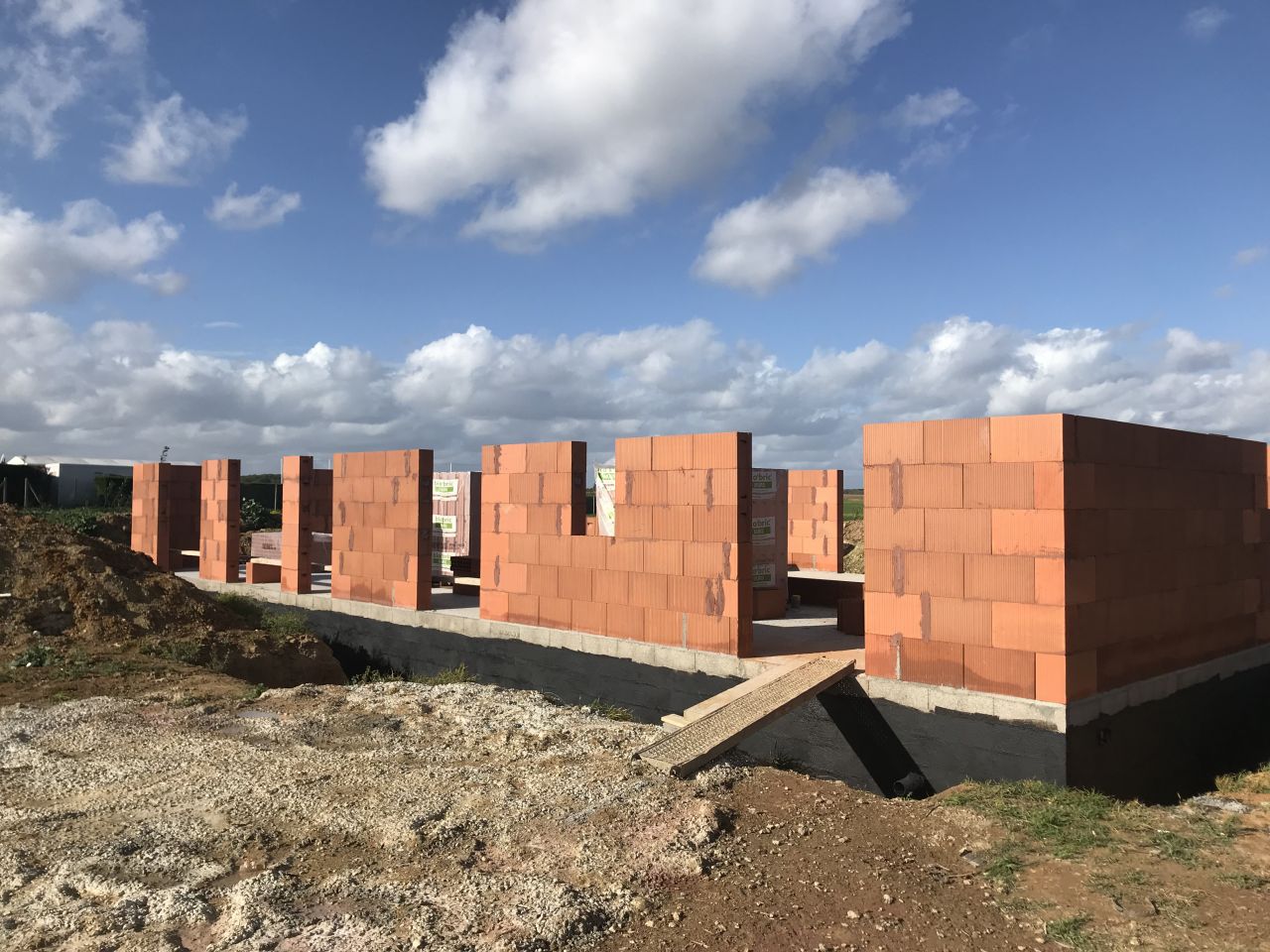 Les murs du rez-de-chausse sont pratiquement finis en une journe...