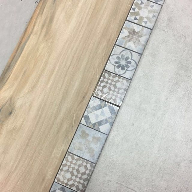 Essai carrelage avec mosaïque de séparation