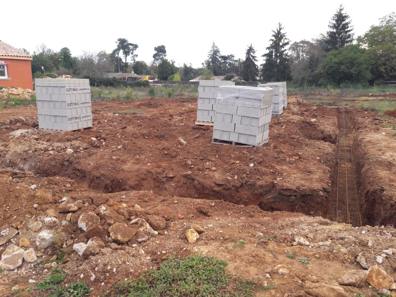 Travaux de cet après-midi : creusement des fouilles terminé, début de mise en place des armatures