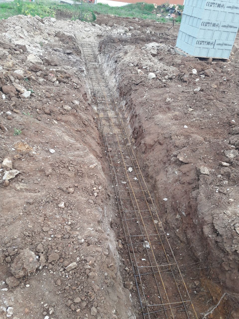 Travaux de cet après-midi : creusement des fouilles terminé, début de mise en place des armatures