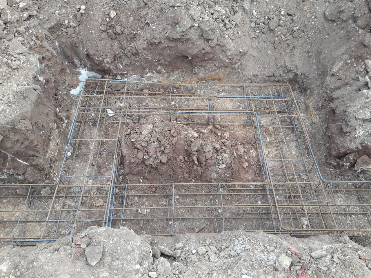 Travaux de cet après-midi : creusement des fouilles terminé, début de mise en place des armatures
