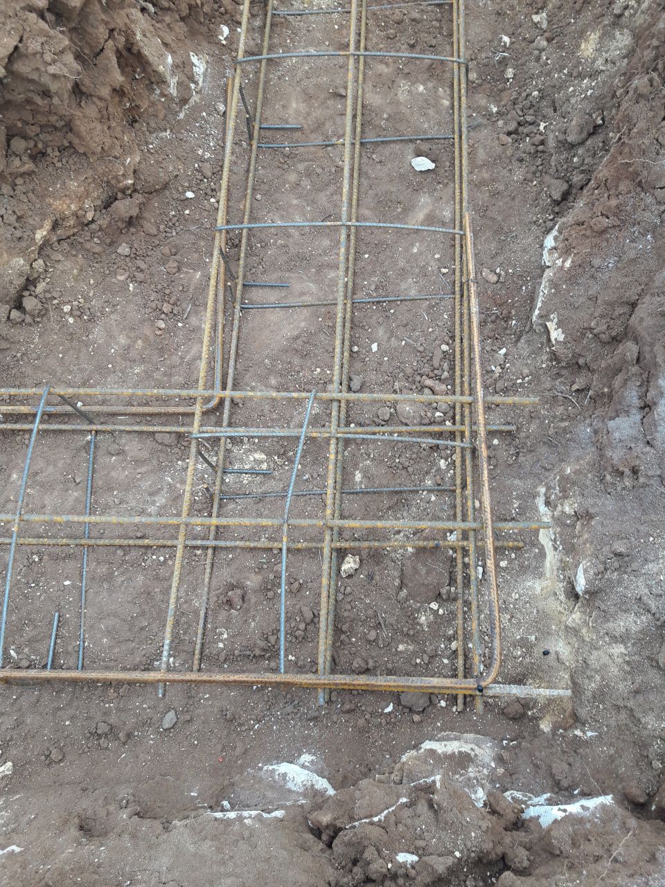 Travaux de cet après-midi : creusement des fouilles terminé, début de mise en place des armatures