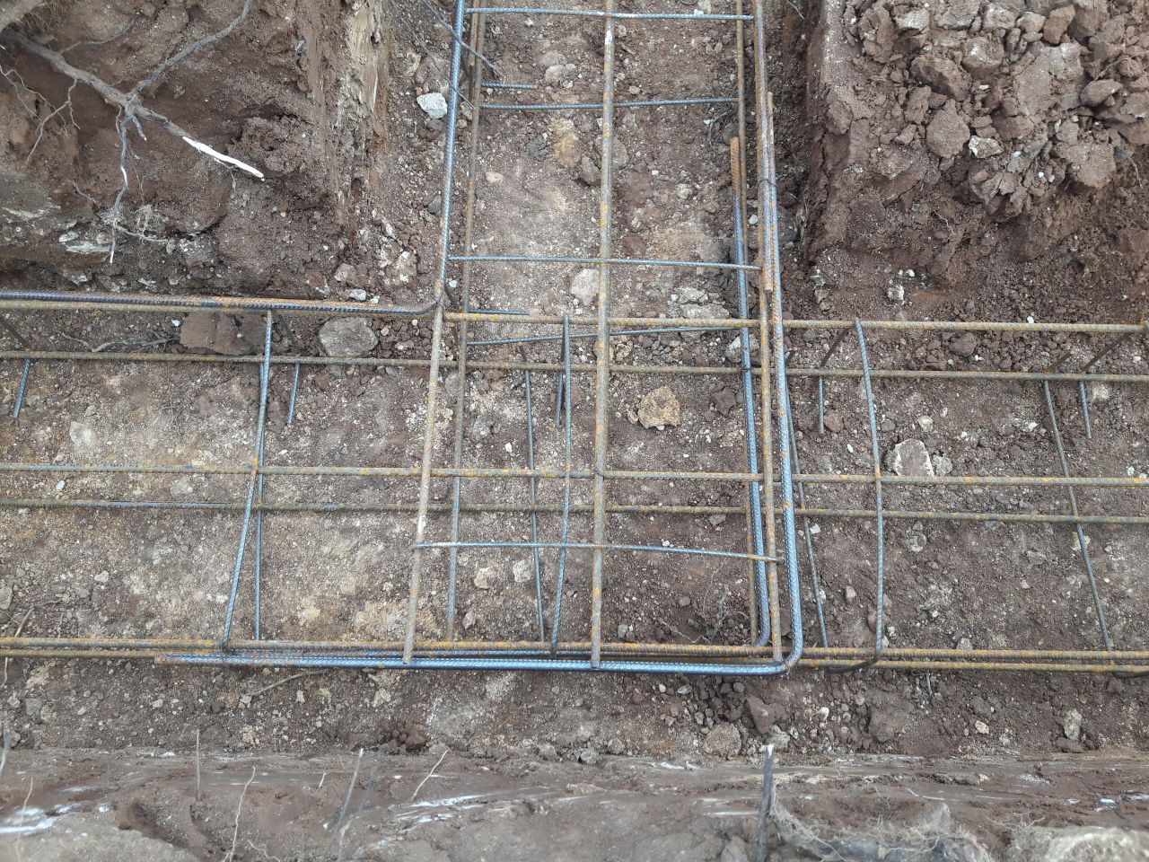 Travaux de cet après-midi : creusement des fouilles terminé, début de mise en place des armatures