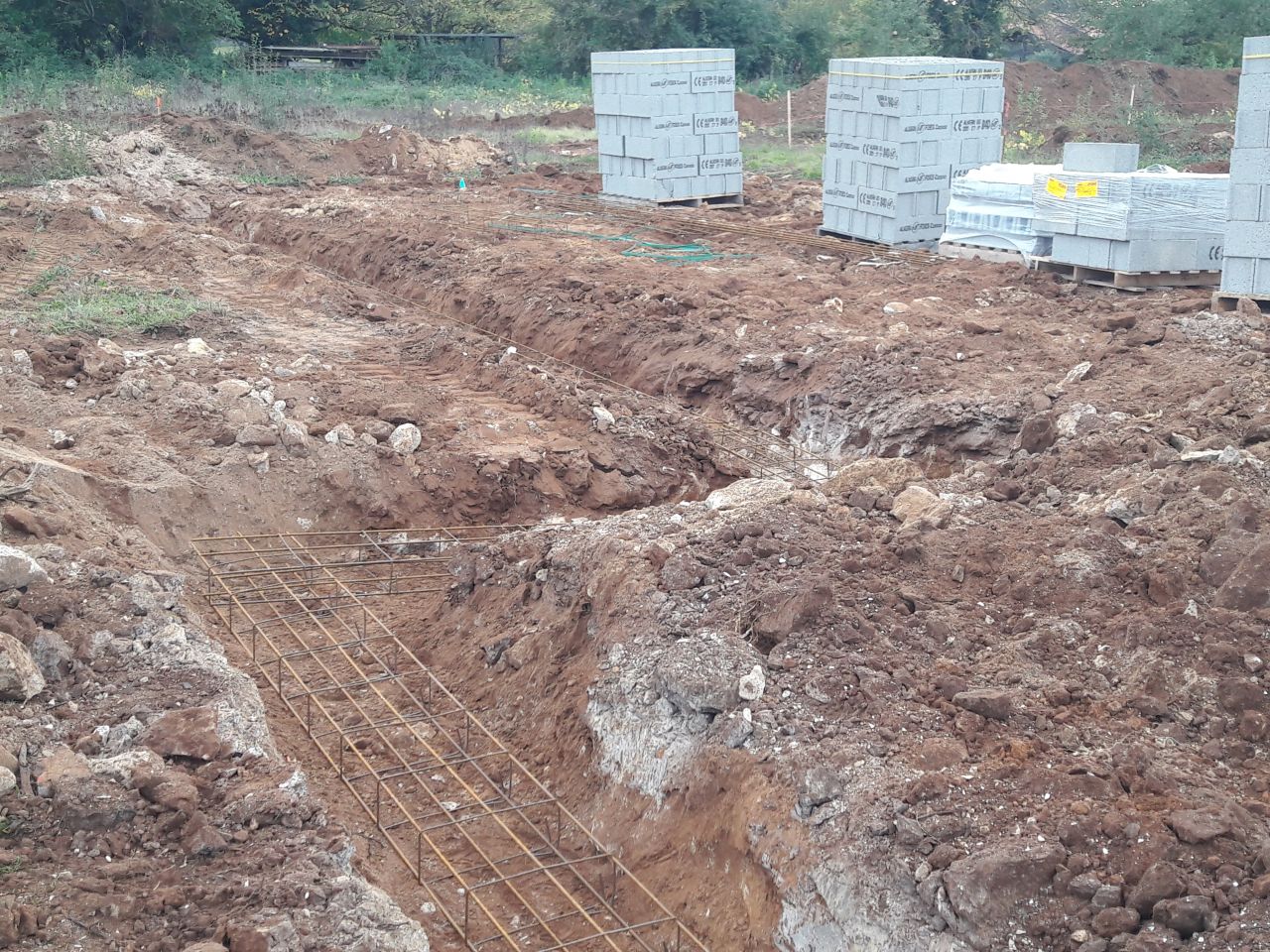 Travaux de cet après-midi : creusement des fouilles terminé, début de mise en place des armatures