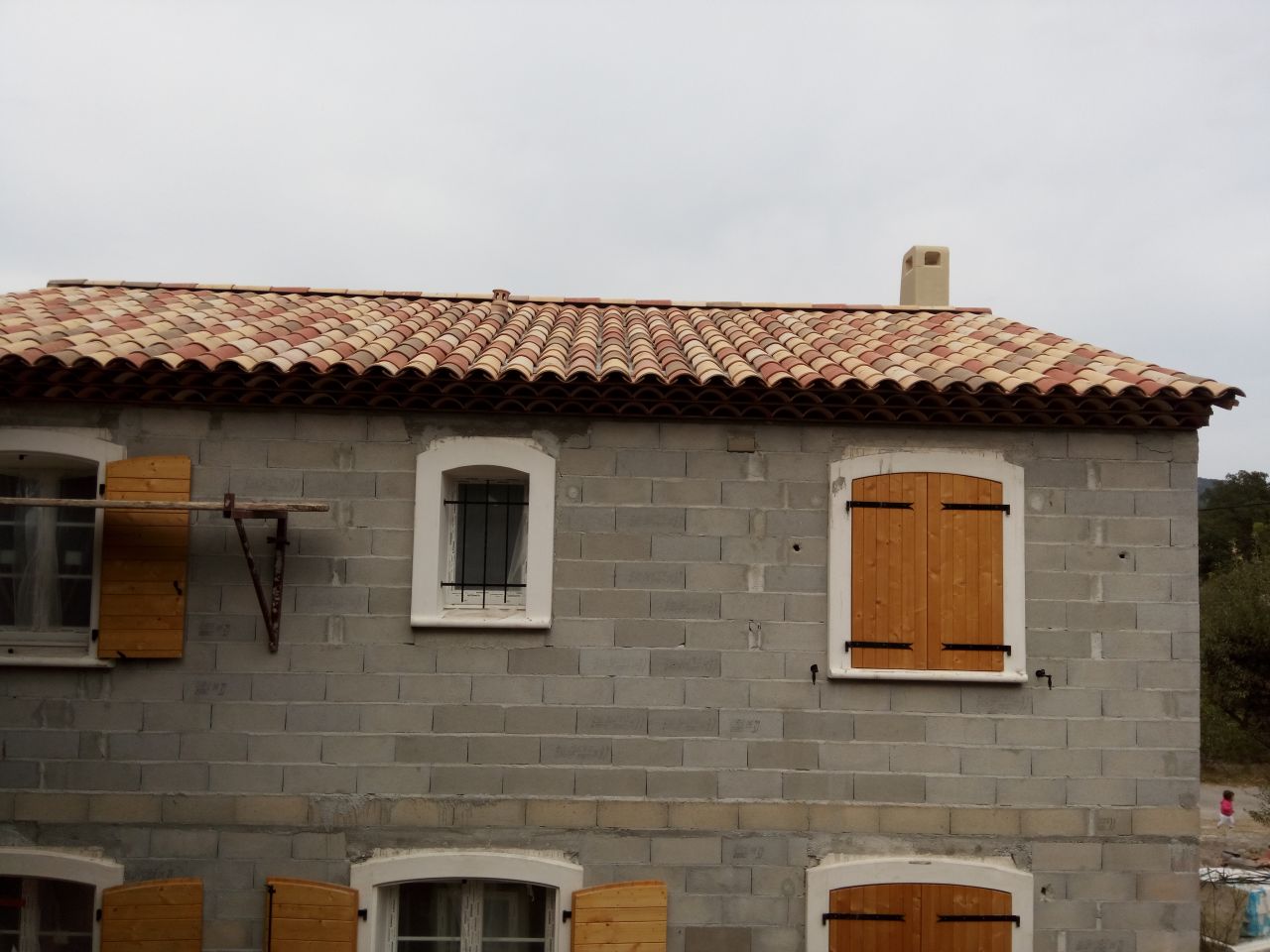 Toiture fini... on adore ces tuiles.