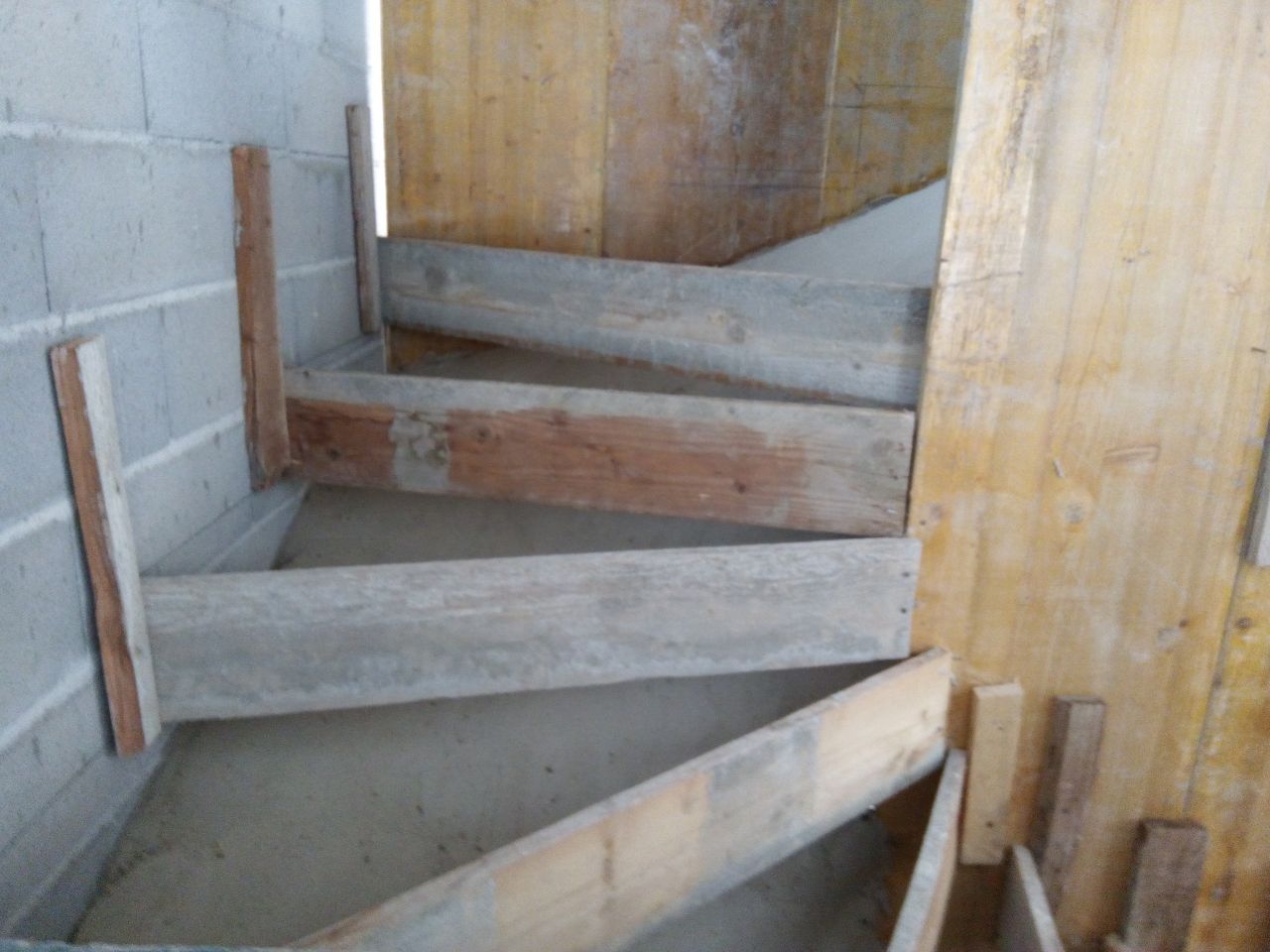 coffrage de l'escalier, avec fond du coffrage plâtré et planchettes pour les marches.