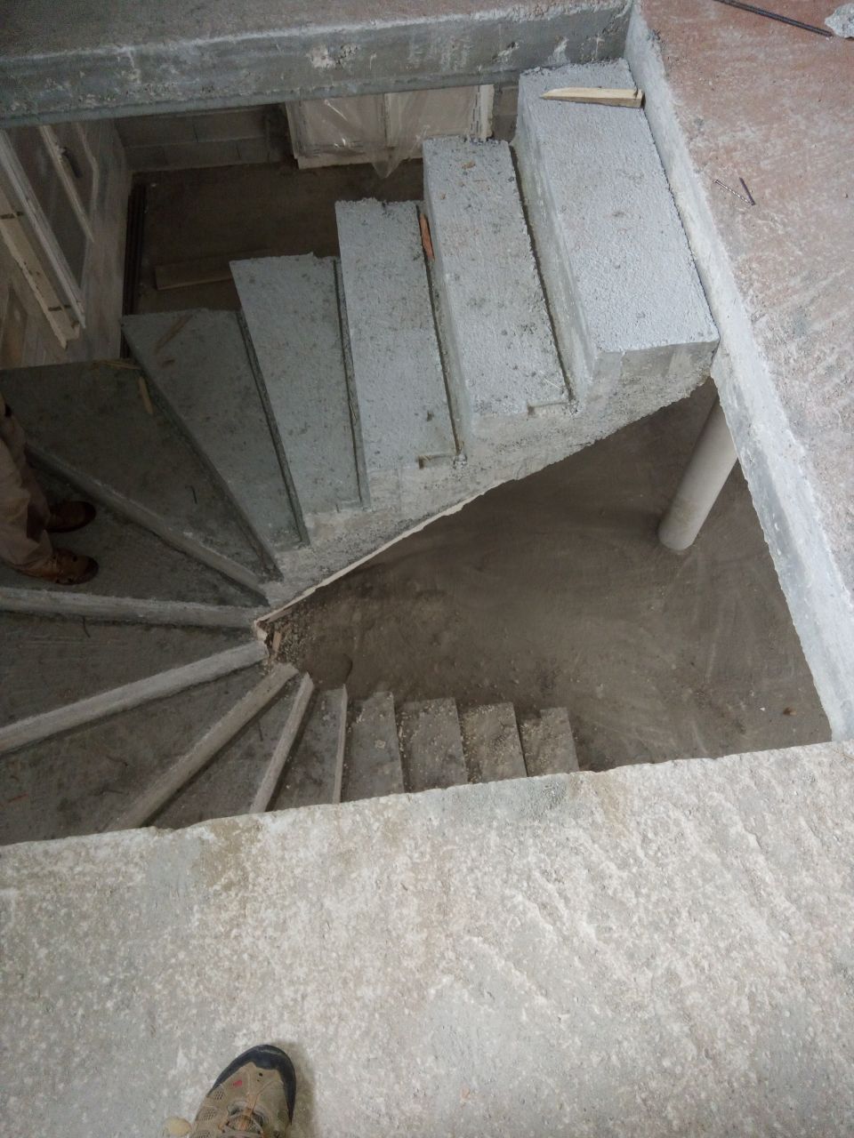 escalier béton décoffré.