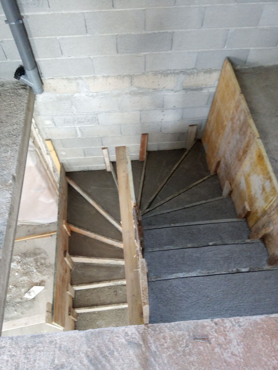 béton coulé dans le coffrage de l'escalier.