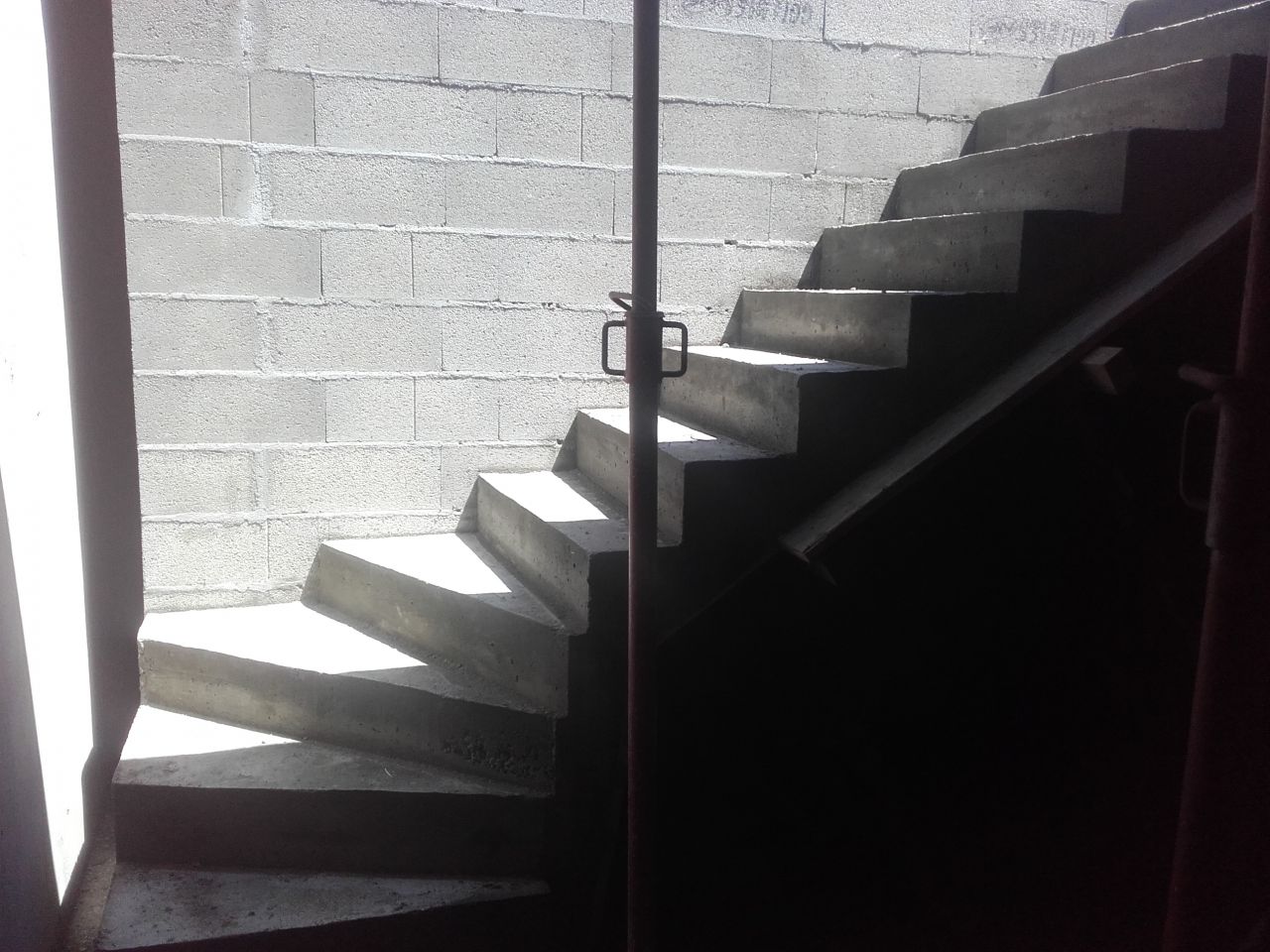 Escalier du sous-sol au premier tage