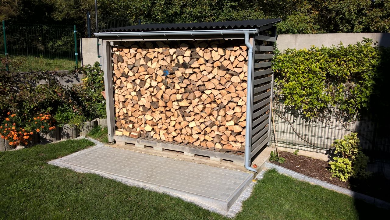 Terrasse abri bûches.