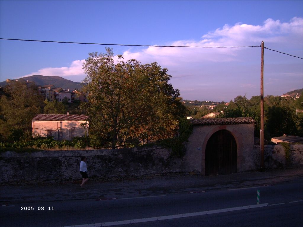 Le porche qui risque d'tre dmoli.
<br />
Au fond la baraque de vigne de moins de 40m.