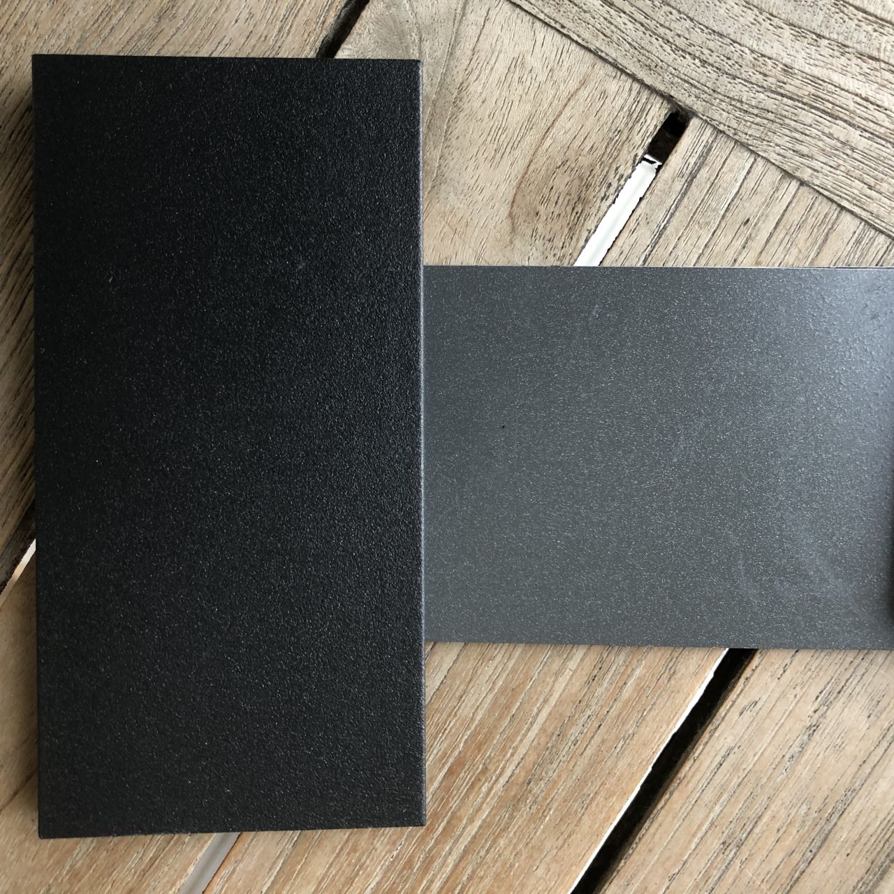 Futura noir 2100 sablé (menuiseries) à gauche et Futura gris 2900 sablé (tabliers de VR) à droite