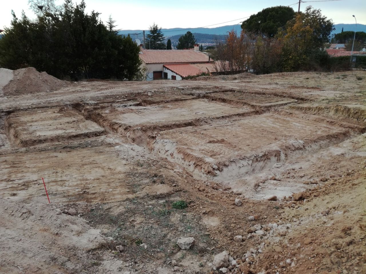 Vue sud est de la maison avec la terrasse sur le devant