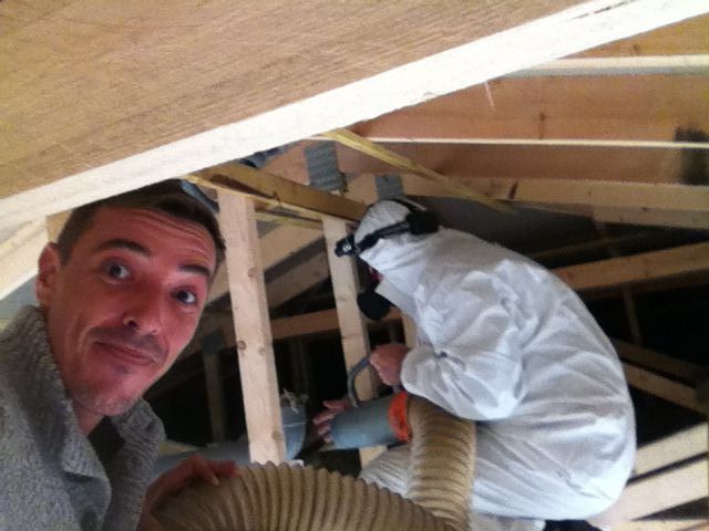 Soufflage des 45-50 cm de laine de roche sur la membrane (R=10)