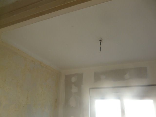 Première couche peinture plafond salle de jeu