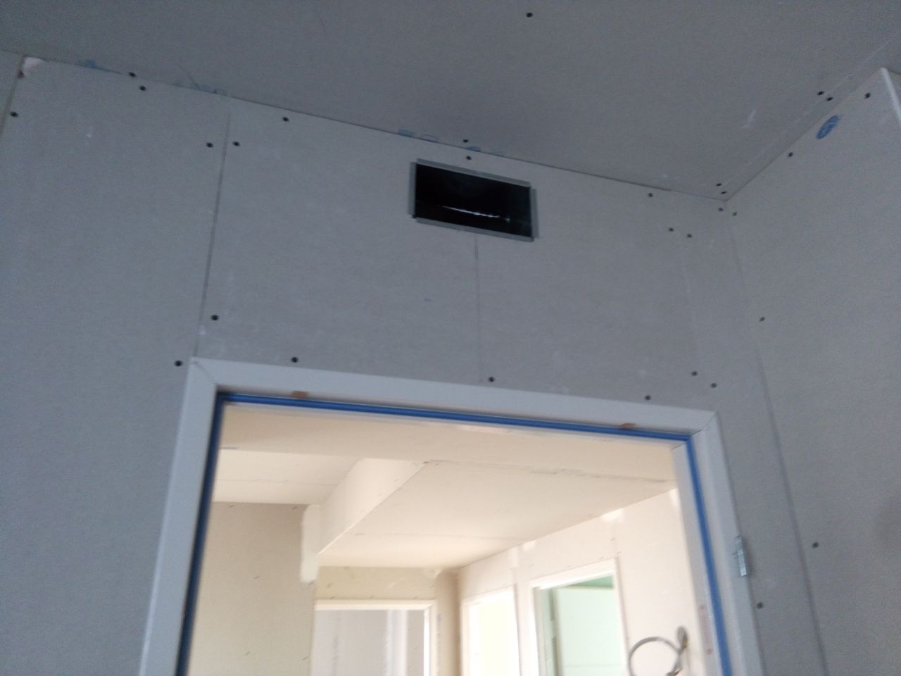 bouche de sortie pour alimenter en air chaud les chambres. il manque la grille... système RIBO.