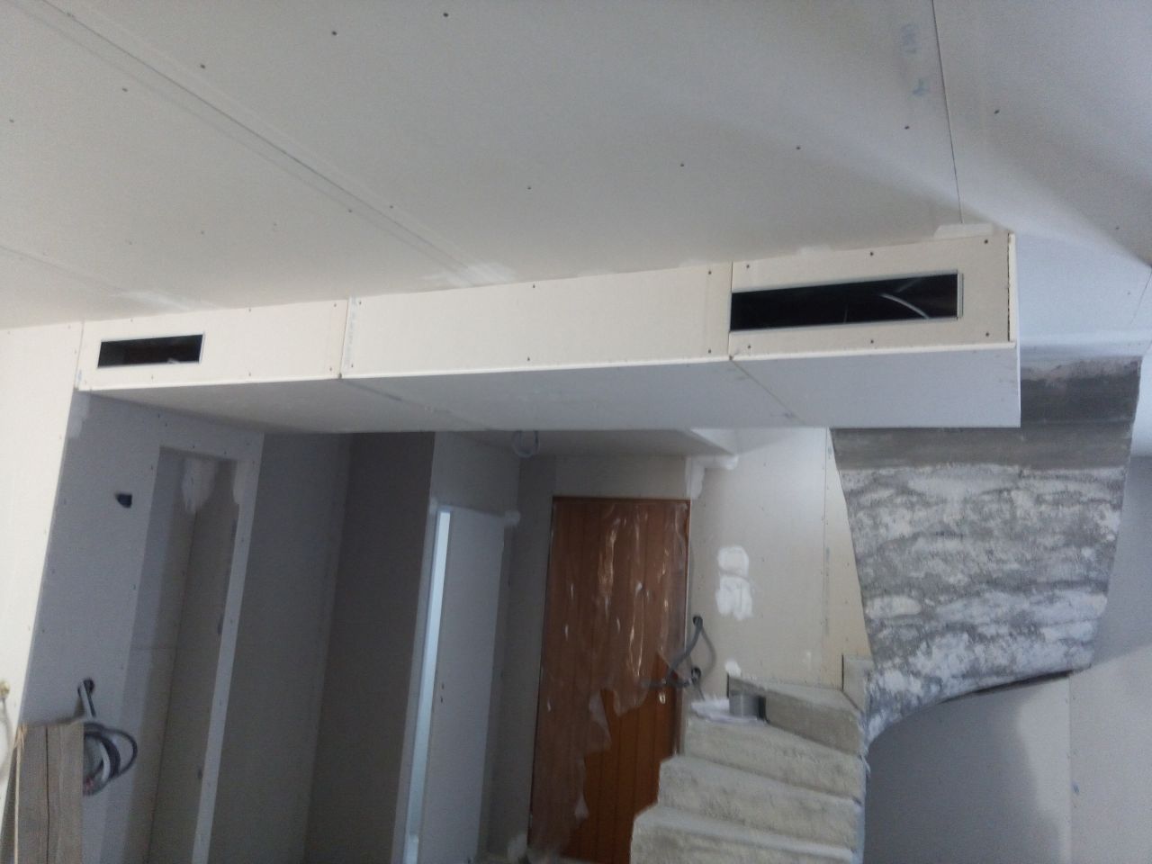 plenum et bouche de sortie au niveau de la pièce de vie. il manque la grille de reprise d'air... système RIBO.