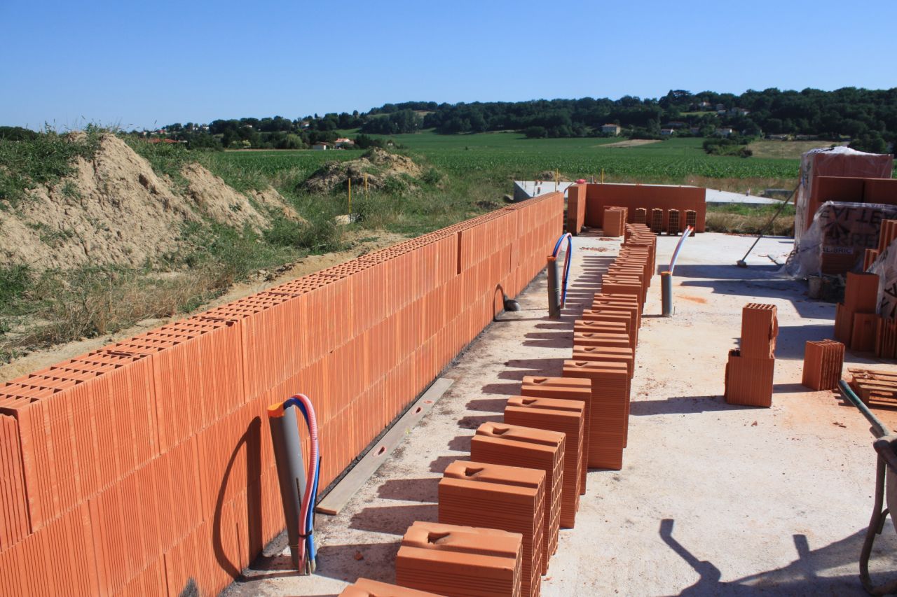 Elevation des murs en briques colles