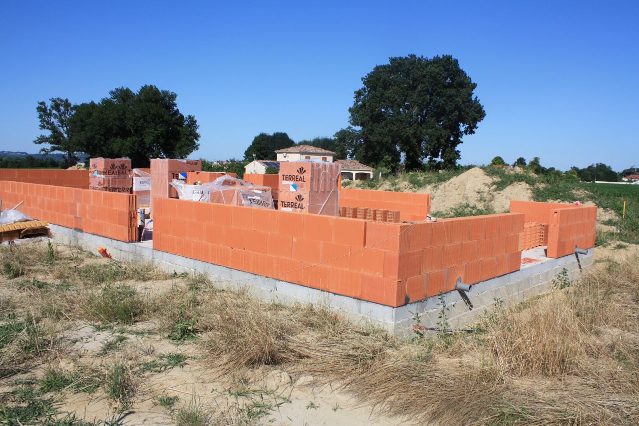 Elevation des murs en briques colles