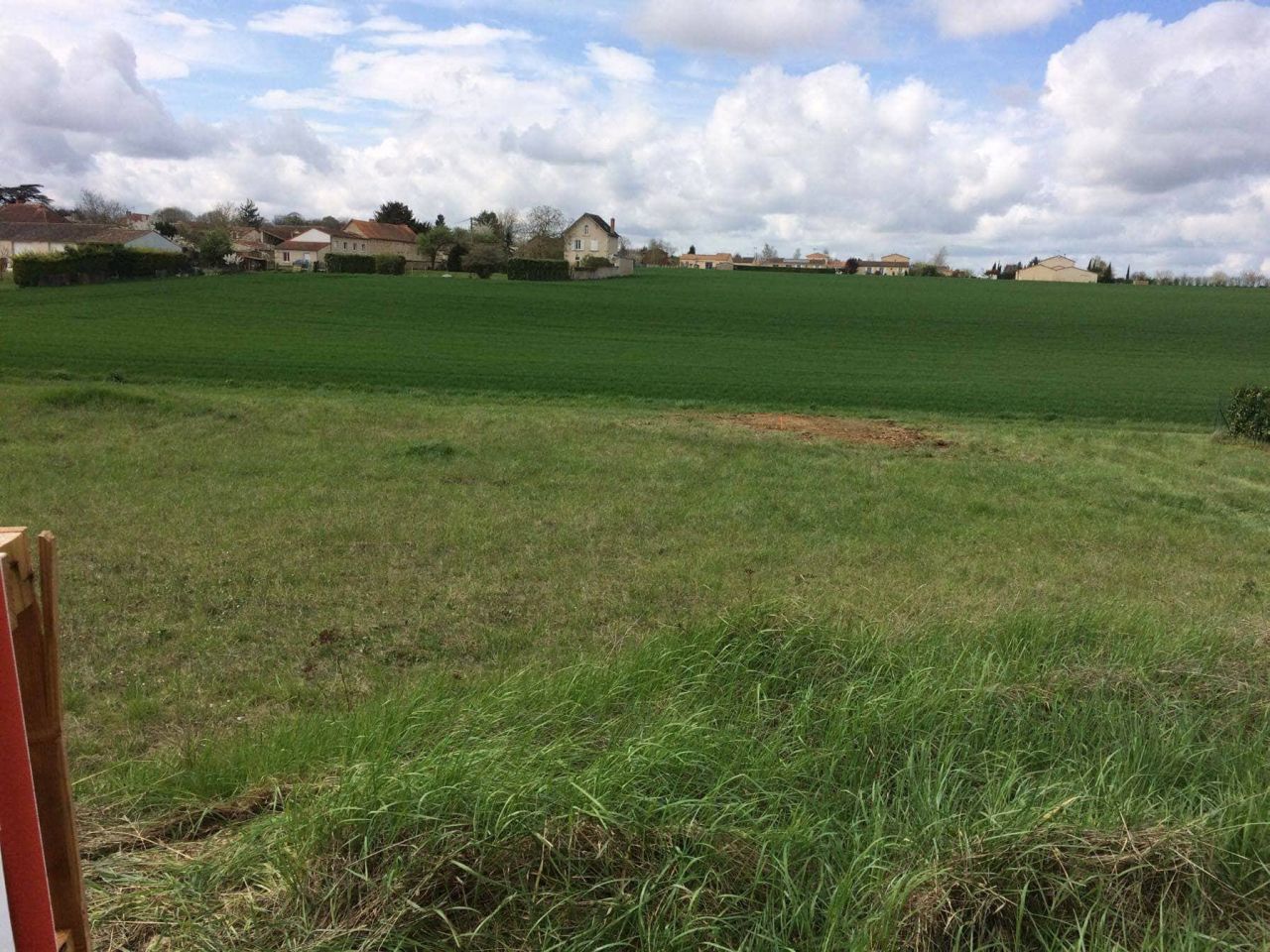 Le terrain vu de la route