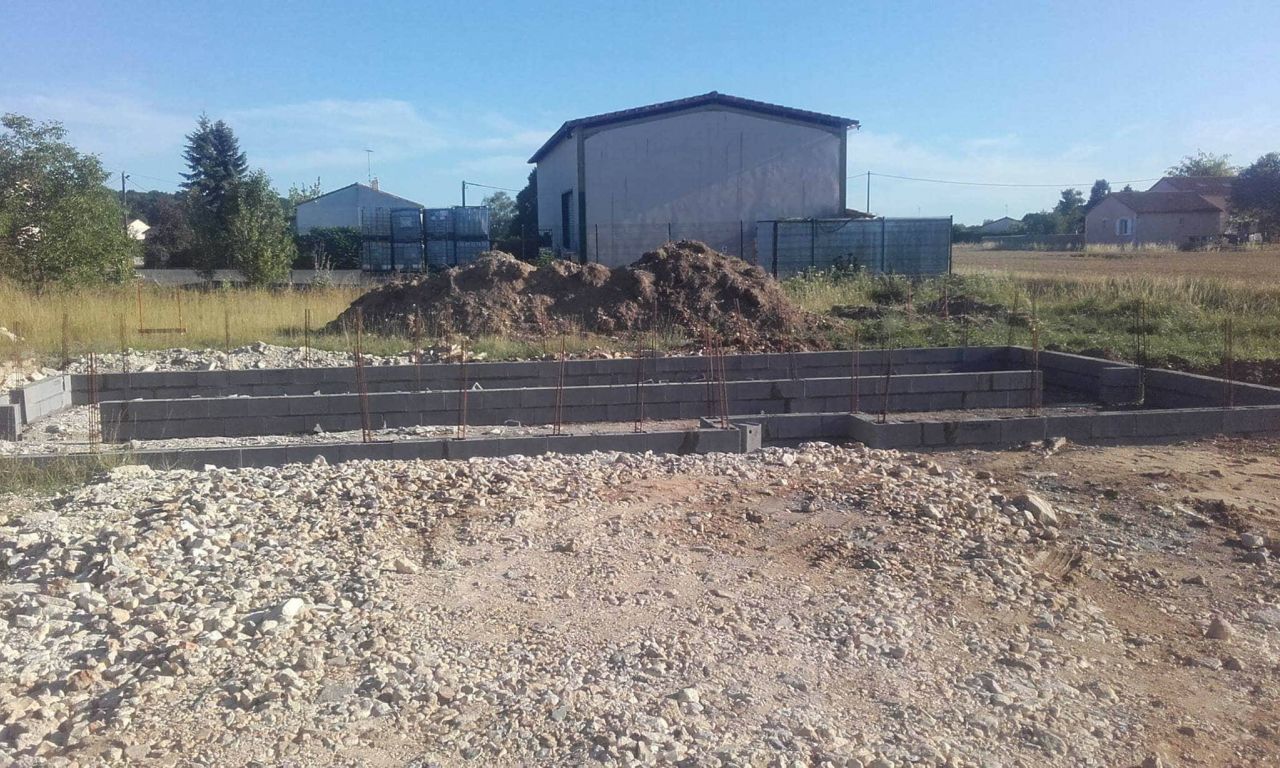 2 rangs de parpaing pour le vide sanitaire maison